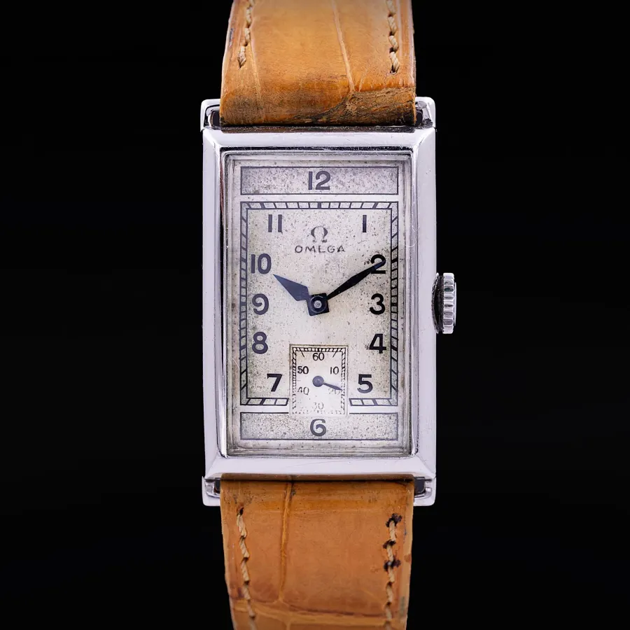 Omega Art Deco galbée acier, années 40