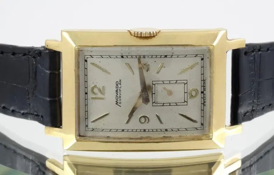 Movado Curviplan or jaune Circa 1940
